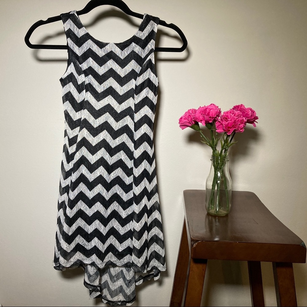 🌸3/$20 xhilaration black and white chevron dress